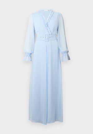 Himmelblå lang kjole med volanger ved halsen og mansjettene, belted midje og flytende stoff. Har en omslagdesign og subtil glans.