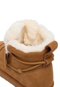 Svetlohnedé semišové boty s jemným krémovým umelým kožúškom vo vnútri. Obsahujú šnúrky a majú zaoblený tvar. Textúrovaný materiál pre teplo a pohodlie.