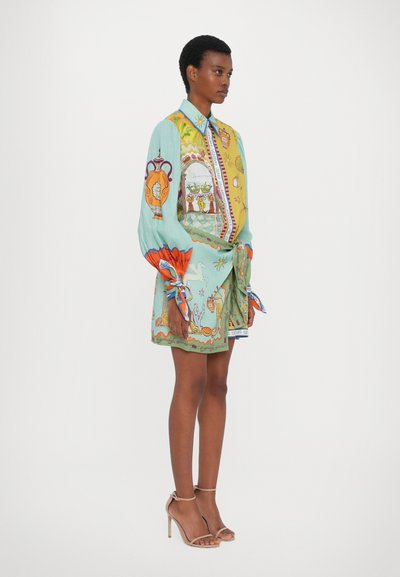Rochie din mătase multicolor, cu imprimeuri complexe, guler, mâneci lungi tip balon și cordon la talie. Include accente de albastru și portocaliu.