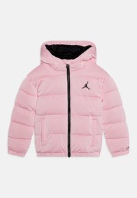 Różowa kurtka puchowa z czarnym wnętrzem, zapinana na zamek, z czarnym logo Jordana na lewej piersi. Posiada długie rękawy i kaptur.