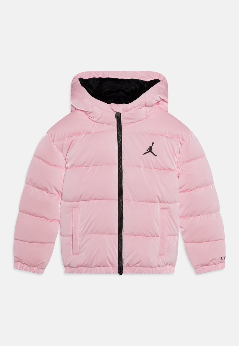 Różowa kurtka puchowa z czarnym wnętrzem, zapinana na zamek, z czarnym logo Jordana na lewej piersi. Posiada długie rękawy i kaptur.