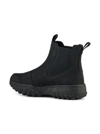 Stivale Chelsea nero con tomaia texturizzata, pannelli laterali elasticizzati e suola in gomma robusta con scanalature profonde per una migliore aderenza.