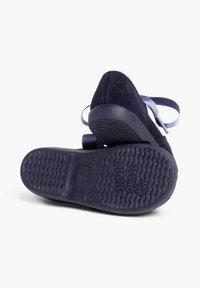 Scarpe in suede blu navy con punta arrotondata, dotate di un cinturino in raso e suola in gomma texturizzata. Contrassegnate "PER GIOVANI."