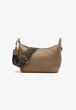 Beige lederen handtas met een gebogen design, gouden hardware en een gestreepte zwarte band met een logo. Textuur materiaal. Rits sluiting.