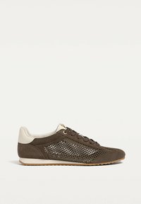 Baskets en daim marron avec panneaux en maille, accents beige, bouts ronds et fermeture à lacets. Semelle texturée pour une bonne adhérence et un confort optimal.