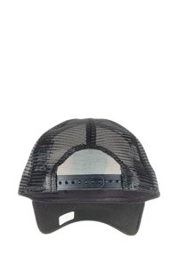 Schwarze Trucker-Cap mit Netzrücken und solidem Frontpanel. Mit gebogenem Schirm und verstellbarem Snapback-Verschluss. Weiße Etikett-Details vorhanden.