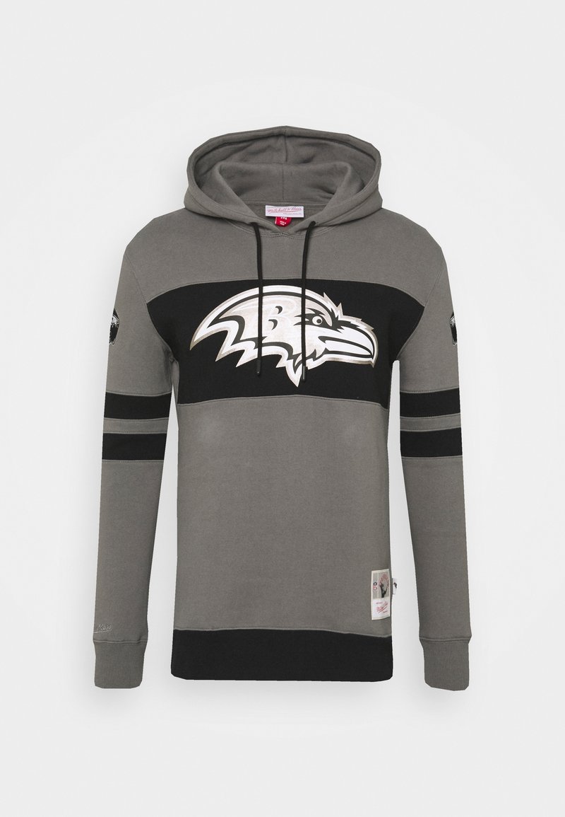 Sweat-shirt à capuche gris avec une bande noire sur la poitrine arborant un logo d'aigle stylisé blanc, des bandes noires sur les manches et des cordons à la capuche.