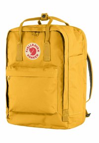 Gelber Rucksack mit einem Logopatch, Reißverschlussoberteil, Fronttasche und stabilen Griffen. Hergestellt aus robustem Material mit verstellbaren Trägern.