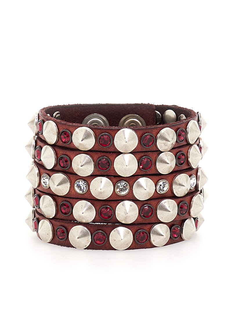 Bracciale in pelle marrone con borchie in argento e gemme rosse disposte in più file, con superficie texturizzata e chiusure a scatto.