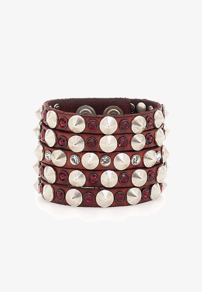 Bracciale in pelle marrone con borchie in argento e gemme rosse disposte in più file, con superficie texturizzata e chiusure a scatto.
