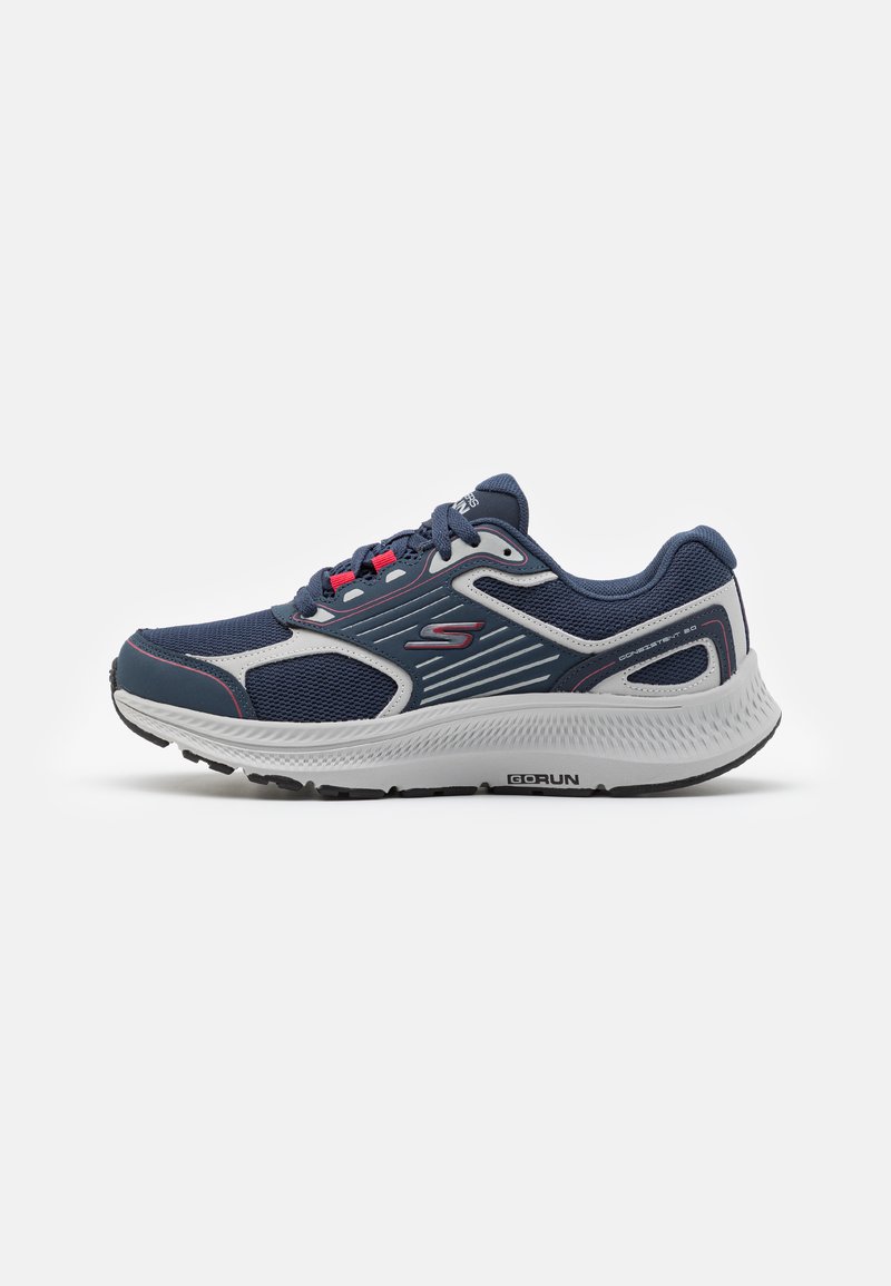 Zapatilla deportiva de la Armada con parte superior de malla, acentos en blanco y gris, suela texturada y detalles rojos. Presenta una lengüeta acolchada y diseño con cordones.