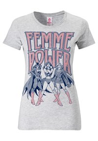 Camiseta gris con el texto "PODER FEMENINO" e ilustraciones de tres superheroínas en poses dinámicas, llevando capas y botas.