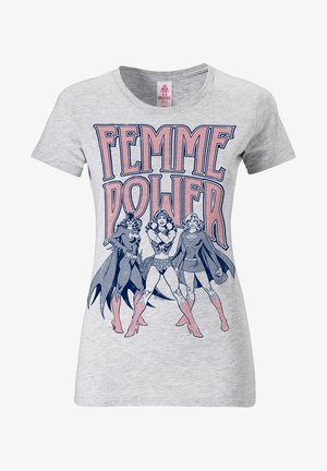 Grijze T-shirt met de tekst "FEMME POWER" en illustraties van drie vrouwelijke superhelden in dynamische poses, gekleed in capes en laarzen.