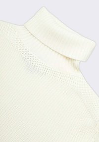 Maglione a collo alto lavorato a maglia in bianco sporco, caratterizzato da un motivo testurizzato e un colletto a coste. Materiale leggero con una vestibilità rilassata.