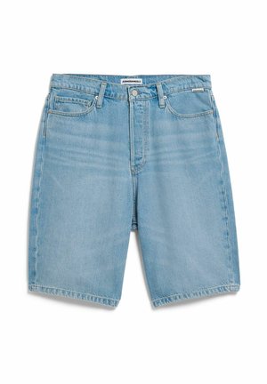 Hellblaue Jeansshorts mit Frontknopf, Gürtelschlaufen und Fünf-Taschen-Design, flach auf einem weißen Hintergrund ausgelegt.