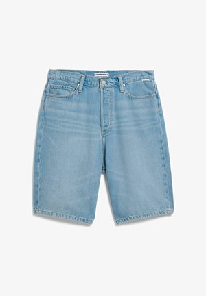 Lichtblauwe denim shorts met knoop aan de voorkant, riemlussen en een ontwerp met vijf zakken, plat liggend op een witte achtergrond.