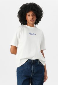 Guess Jeans SCRIPT TEE - T-Shirt print - pure white