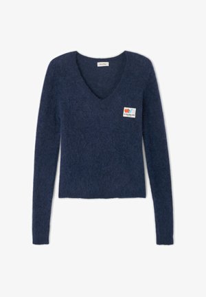 Tamnoplavi pulover s v-izrezom napravljen od mekanog materijala; sadrži kvadratnu oznaku s natpisom "LA MAISON AMI" i šarenim dizajnom na lijevoj strani prsnog koša.