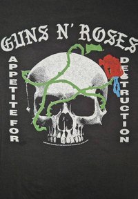Svart bomulls t-skjorte med et hvitt hodeskalle omgitt av grønne viner, rød rose, blå dråpe, og teksten "GUNS N' ROSES" og "APPETITE FOR DESTRUCTION."
