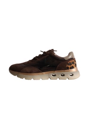 Baskets marron foncé avec un détail étoile noir, semelle beige avec des trous et patch imprimé léopard au talon.