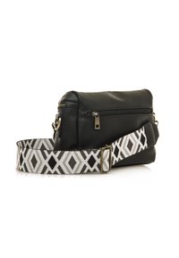 Borsa a tracolla nera in pelle con finitura texturizzata, forma rettangolare e tracolla regolabile a motivo bianco e nero. Presenta una tasca con zip.