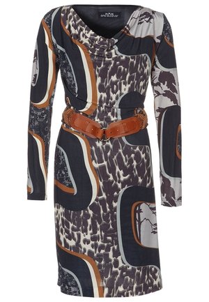 Robe longue à manches longues jusqu'aux genoux avec des motifs abstraits noirs, marron, gris et blancs, dotée d'un col drapé et d'une ceinture en cuir tressé marron.