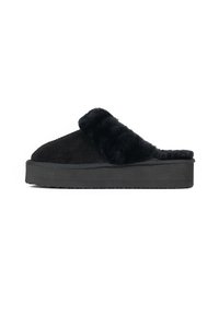 Pantofole nere senza lacci con cinturino in pelliccia morbida, parte superiore in suede soffice e suola in gomma spessa con grip testurizzato per comfort e stabilità.