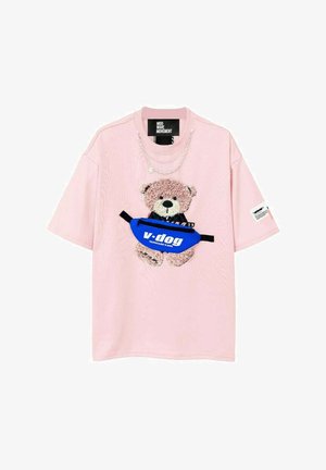Camiseta rosa de gran tamaño con un gráfico de oso peludo y una riñonera azul con el texto "v-dog". Incluye cadenas plateadas en capas.