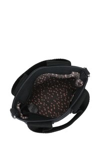 Bolsa de tela negra con un exterior texturizado y asas en la parte superior. El interior tiene un patrón oscuro con puntos rosas dispersos. Cierre de cremallera en la parte superior.