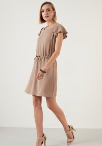 LELA REGULAR FIT - Denní šaty - light brown