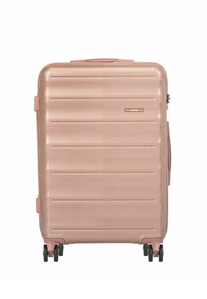 Twarda walizka w kolorze różowego złota z teksturowaną powierzchnią, poziomymi żłobieniami, czterema obrotowymi kółkami oraz uchwytami bocznym i górnym.