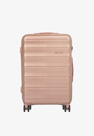Twarda walizka w kolorze różowego złota z teksturowaną powierzchnią, poziomymi żłobieniami, czterema obrotowymi kółkami oraz uchwytami bocznym i górnym.