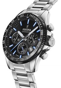 Orologio cronografo in acciaio inox argentato con quadrante nero, dettagli blu e tre sottodial. Include un tachimetro e un display della data.