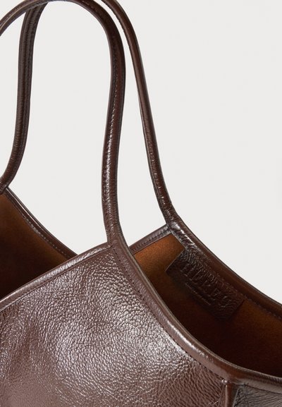 Sac cabas en cuir brun foncé texturé avec deux bretelles arrondies et une doublure intérieure douce en daim.