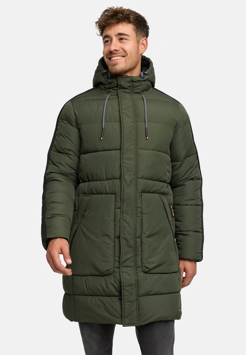 Groene pufferjas met een capuchon, voorzien van een ritsluiting aan de voorkant, twee grote zakken en grijze accentpanelen aan de zijkanten. Getextureerde oppervlakte.
