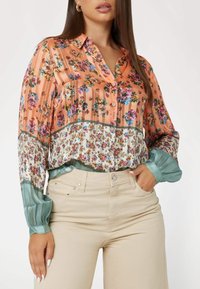 Guess Skjortebluser - blumenmuster orange