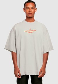 Merchcode SUMMER-WATERMELON SUGAR HUGE - T-shirt print - lightasphalt