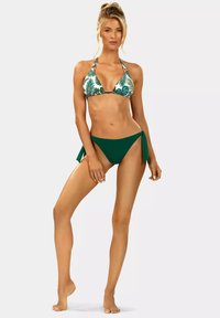 Zestaw bikini z trójkątnym stanikiem w zielony tropikalny wzór i jednolitym zielonym dołem z bocznymi wiązaniami. Gładki materiał, lekka konstrukcja.