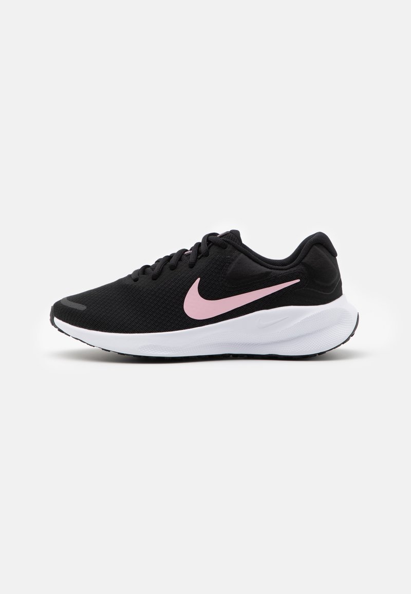 Scarpe da ginnastica nere con tomaia in mesh testurizzato. Presentano un logo Nike rosa e una suola intermedia bianca per l'ammortizzazione. Suola esterna in gomma resistente.