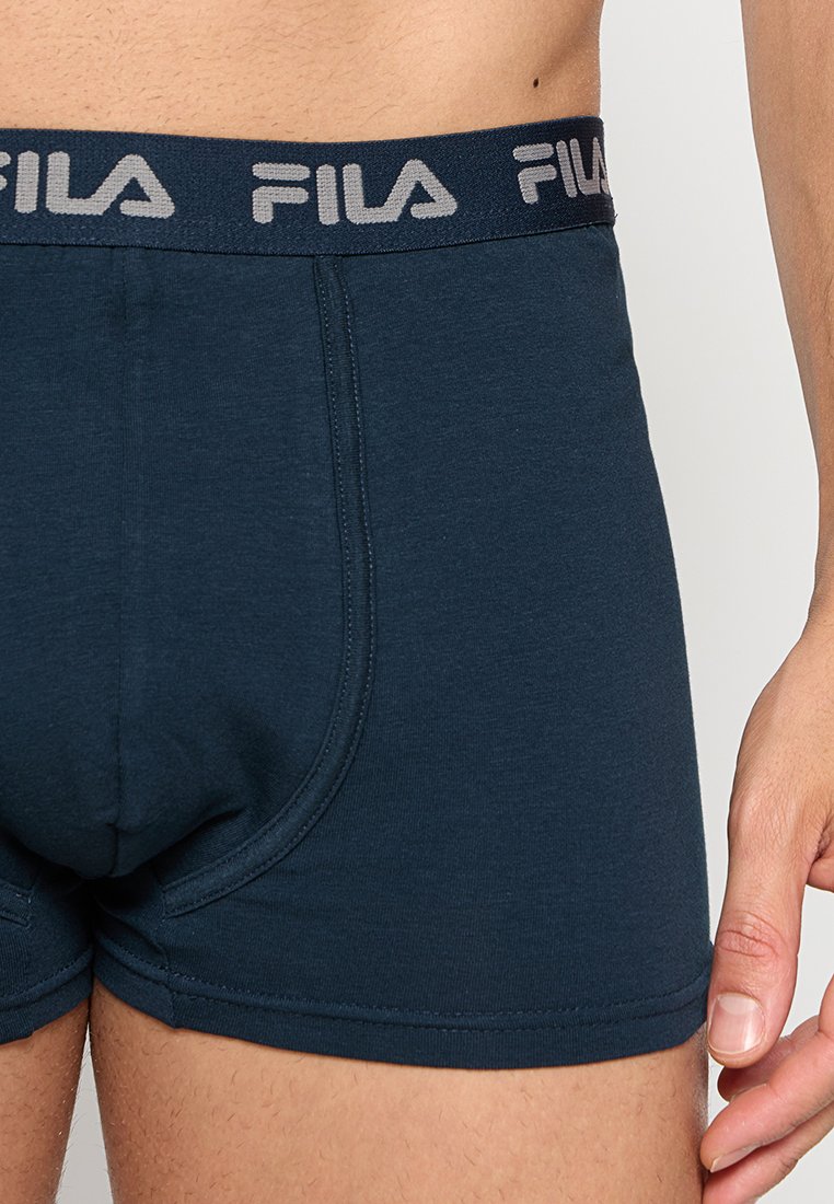 Granatowe bawełniane bokserki z szarym elastycznym pasem, na którym znajduje się logo "FILA", gładka tekstura i dopasowany fason.