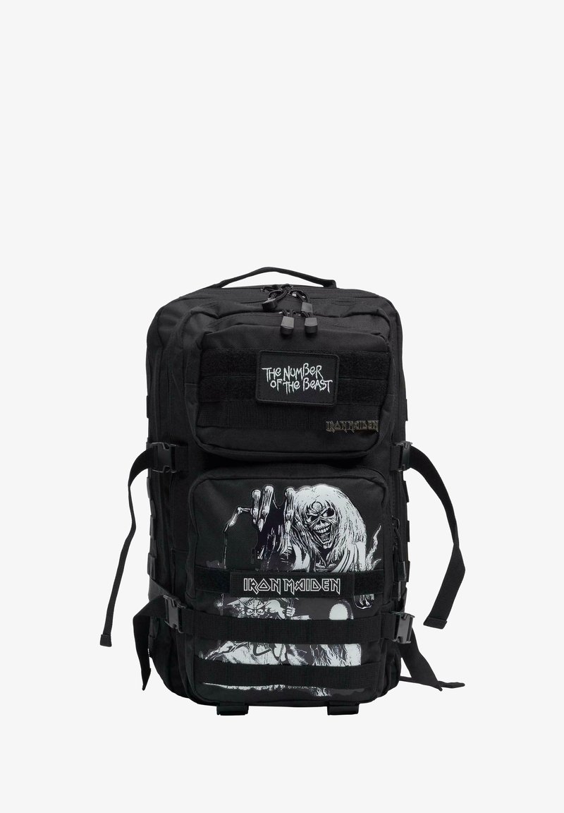 Juodas audinio kuprinė su keliomis kišenėmis, ant priekinės dalies esantį lopą "The Number of the Beast" ir personažo grafiką.