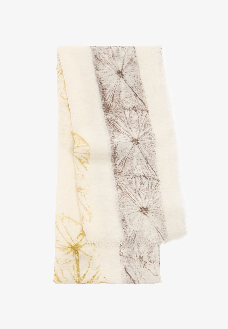 Lekki szal z kremowym tłem i żółtymi oraz brązowymi kwiatowymi wzorami. Brzegi są delikatnie frędzlone dla nadania tekstury.