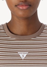 Guess Originals GO CORE STRIPE - T-shirts med print - olive
