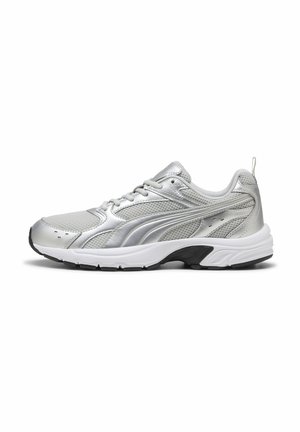 Srebrno-biały sportowy sneaker z cholewką z siateczki i skóry, biała podeszwa z czarnym bieżnikiem oraz sznurowaniem, skierowany w lewo na białym tle.
