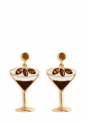 Ohrringe in Goldtönen in Form von Cocktailgläsern mit weißem und braunem Emaille, oben mit drei bernsteinfarbenen Edelsteinakzenten versehen.