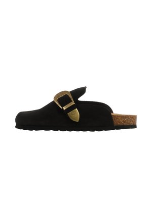Sabot noir à enfiler avec une grande boucle dorée et une semelle en liège, vu de profil sur fond blanc.