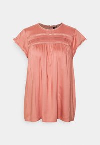 Top corto fluido con maniche a sbuffo in morbido tessuto corallo, caratterizzato da un yoke testurizzato con cuciture decorative e un collo scallop.