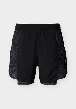Μαύρα αθλητικά σορτς με ελαστική μέση, πλευρικές επενδύσεις με υφασμένο μοτίβο και λεπτομέρεια χρυσού λογότυπου στη μία πλευρά.