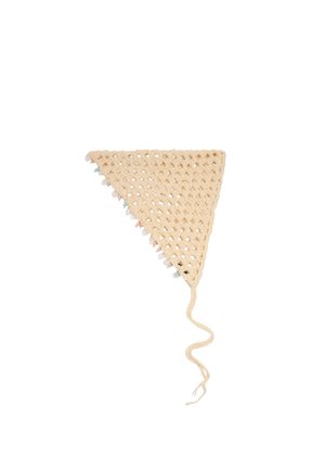 Beżowa trójkątna bandana na szydełku z małymi kolorowymi frędzlami wzdłuż jednego brzegu i długim plecionym wiązaniem wychodzącym z jednego rogu.