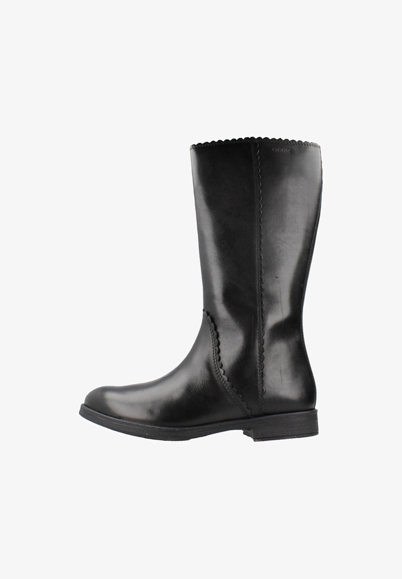 Botas de cuero negro hasta la rodilla con un acabado suave, borde superior con ondas y suela resistente. Diseño sencillo y sin herrajes visibles.